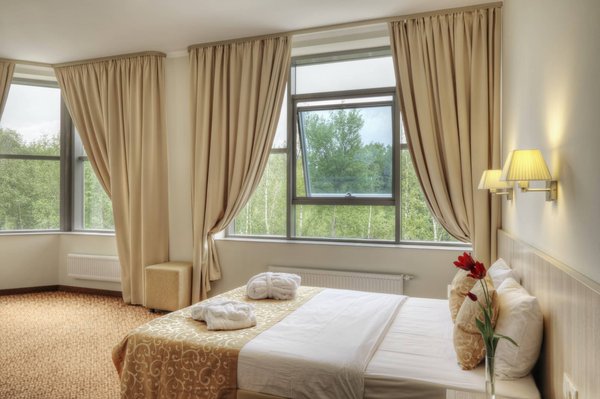 Quels sont les avantages d'utiliser des aimants pour attacher des rideaux ?