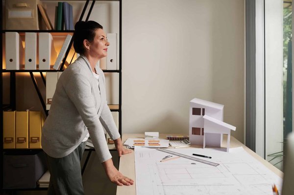 En quoi l'utilisation d'un bureau debout peut-elle contribuer à réduire les douleurs dorsales ?